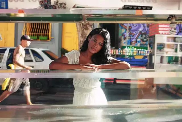 一个普通的上班族起早贪黑,一个打工人四处奔波