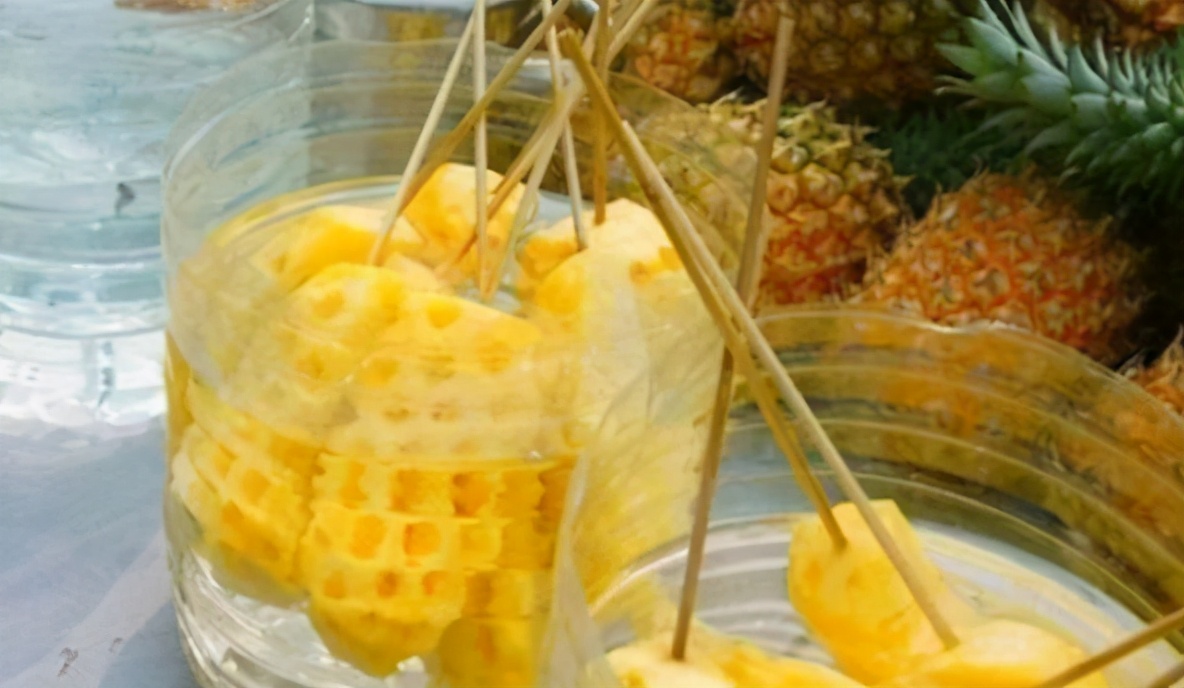 吃菠萝总“麻嘴”？别再泡盐水了，只需一步，不麻嘴，脆爽又甘甜