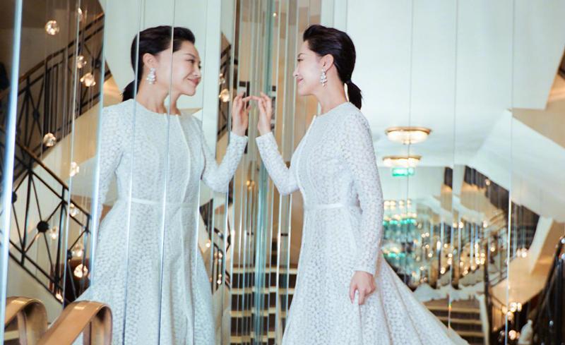 许晴头戴红帽身穿长裙,许晴穿白色西装裙