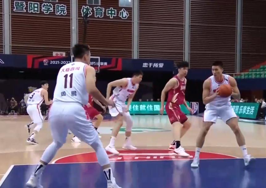 一波11-3逼停对手！赵睿挨吴前一肘，18岁新星“补脚”引球迷调侃