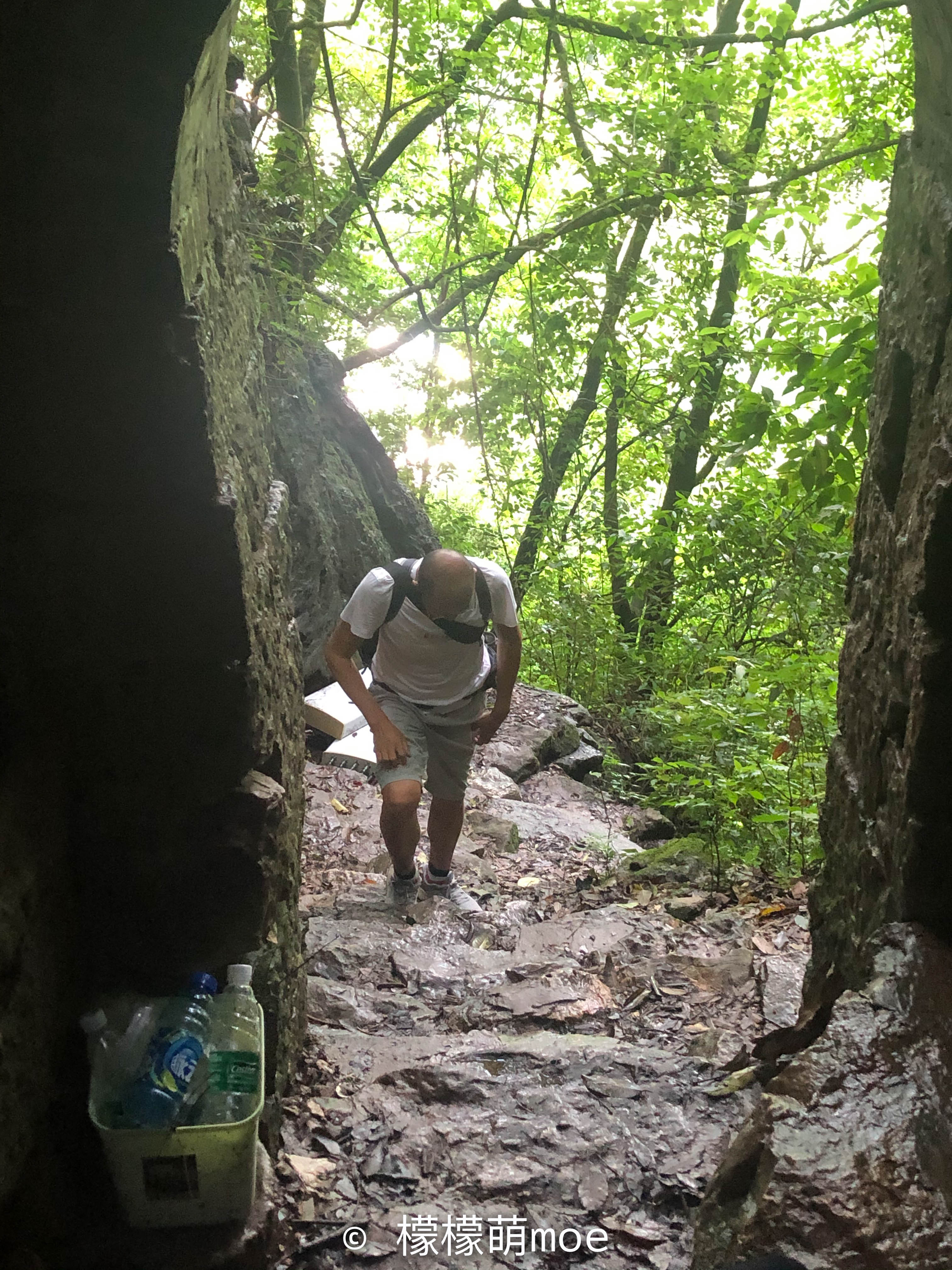 它不是桂林最好看的山，日本人却无偿修路，韩国人每日登山卖水