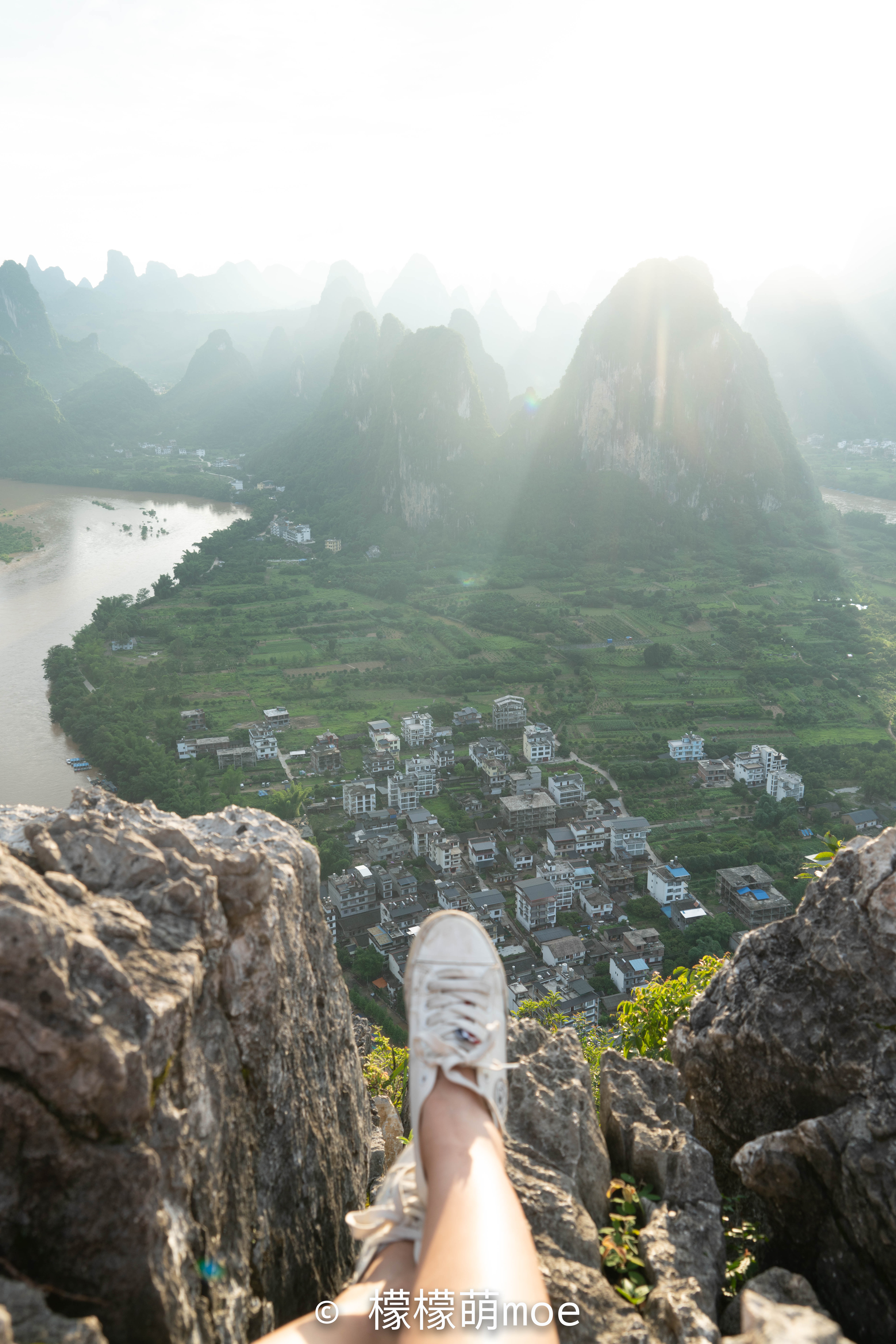 它不是桂林最好看的山，日本人却无偿修路，韩国人每日登山卖水