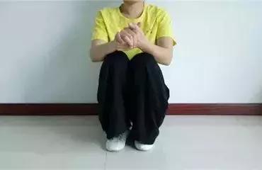蹲坐减肥的姿势,蹲坐的正确姿势