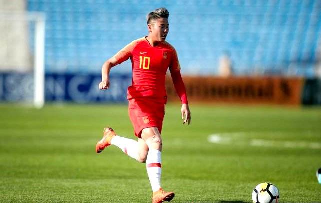 汗颜！男足年薪千万，女足姑娘却在论坛收二手球鞋