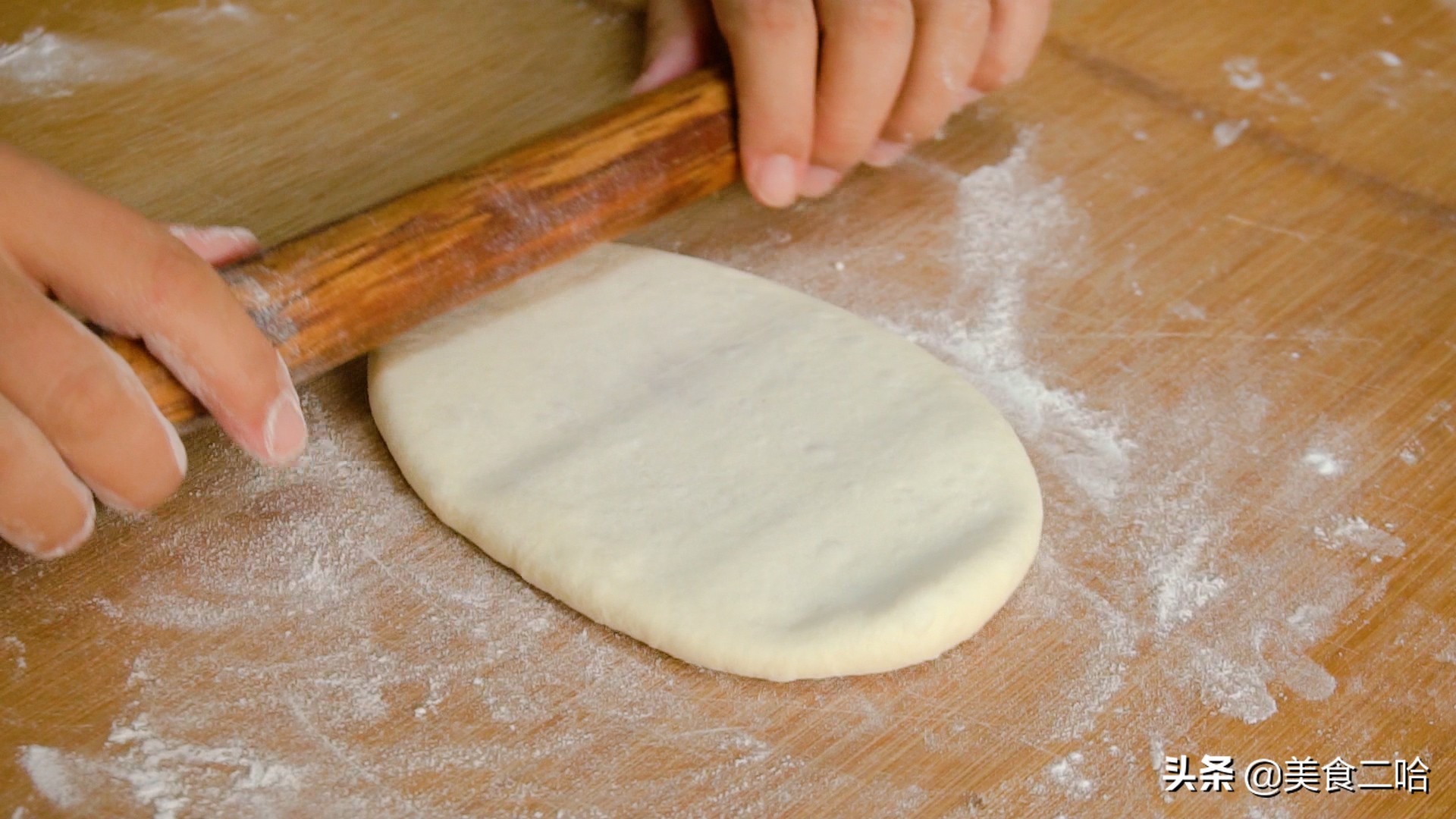 面点师饼皮酥脆的和面方法,面点师教你做油炸饼的视频教程
