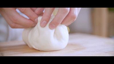 在家也可以做出酥脆的绿豆饼了,在家自制酥皮冰绿豆饼不用烤箱