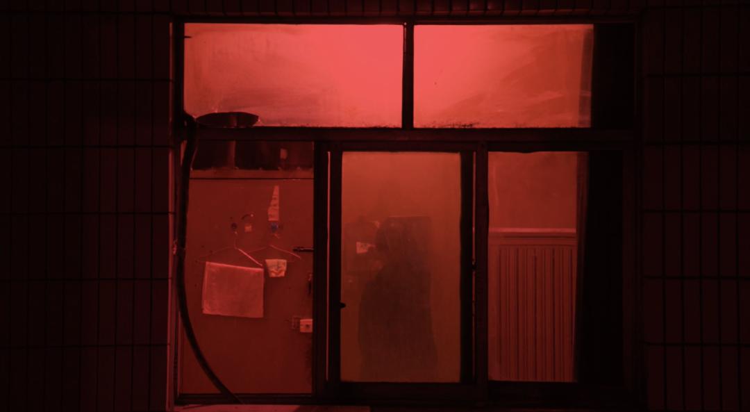 向对面出租屋射了一箭：80后妈妈王莹在城中村的实验艺术