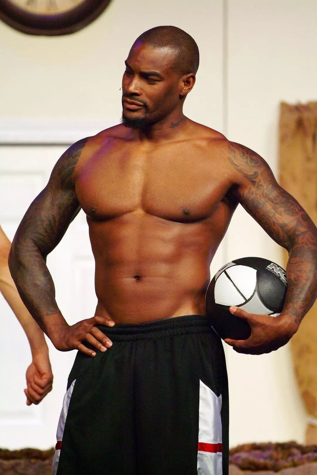 他是最成功的黑人男模，拥有四分之一中国血统，以健壮身材而闻名