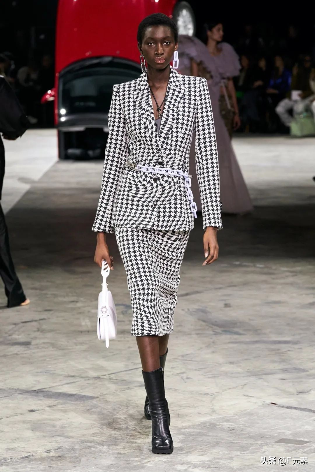 Off-White牵手“始祖鸟”,Hadid姐妹助阵,这场秀需要看一看