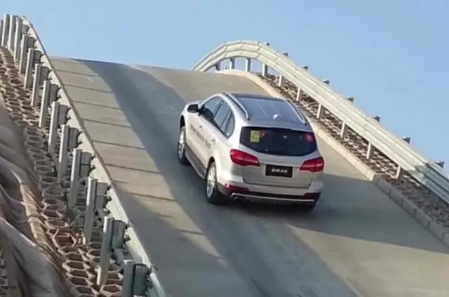 陡坡起步，先松离合还是先松手刹？顺序一旦弄错有车毁人亡的危险