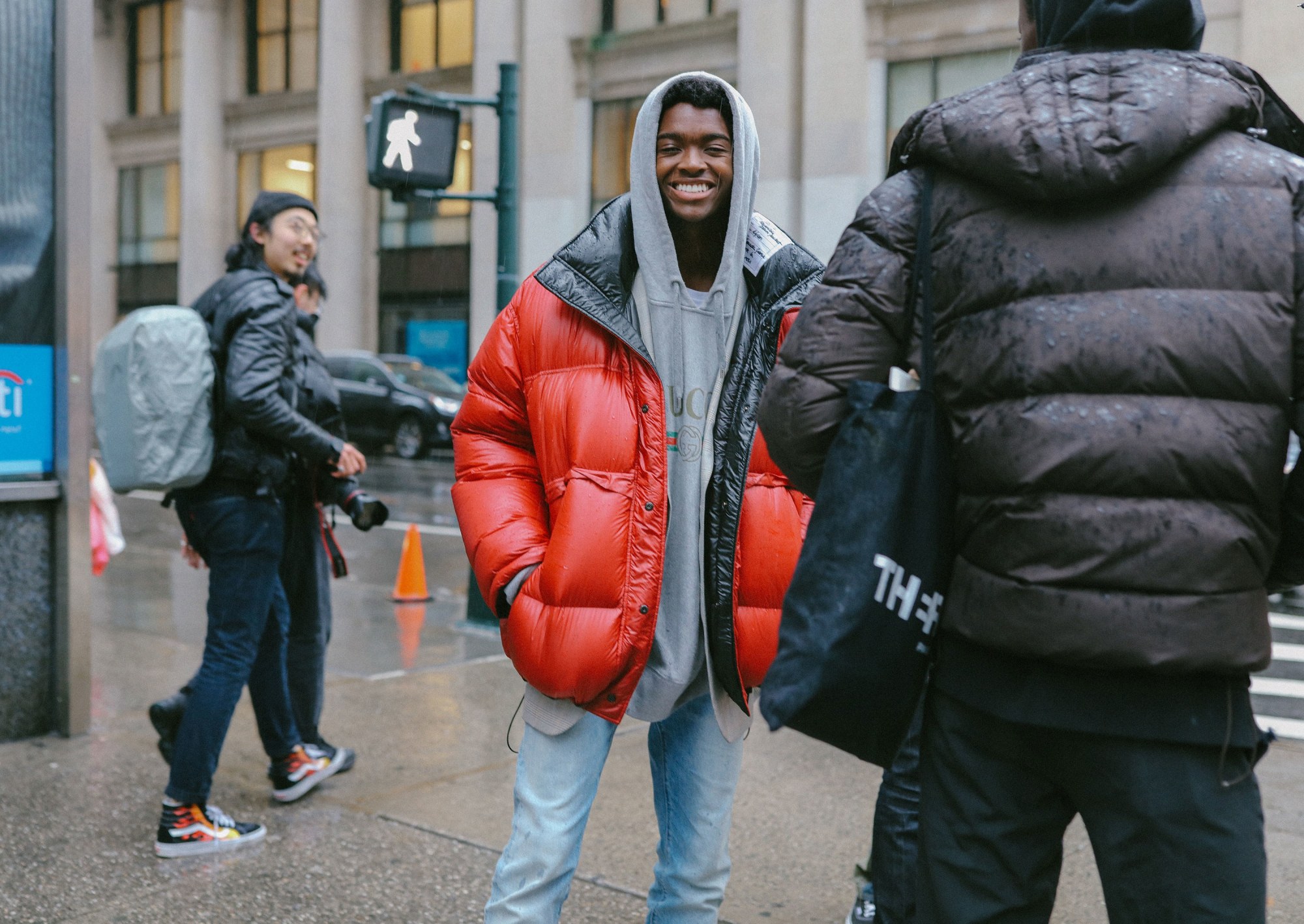 这个冬天很冷需要一件羽绒服,这个季节真的很需要羽绒服暖身