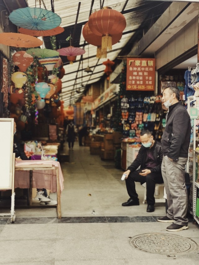 成都荷花池批发市场离哪个景点近,成都荷花池布料批发市场在哪里