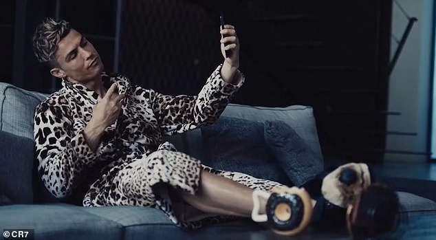 c罗携女友乔治娜出席活动穿衣秀,c罗穿红色西装乔治娜穿蓝色裙子