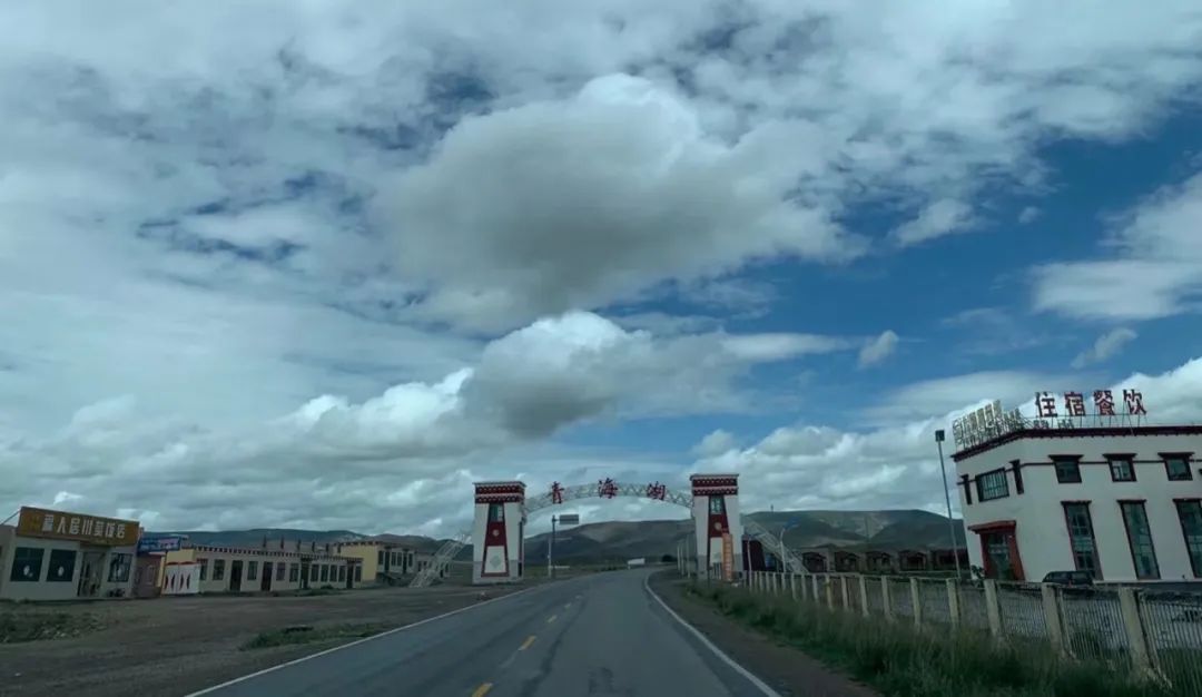 茫崖艾肯泉夏季游攻略,青甘大环线艾肯泉