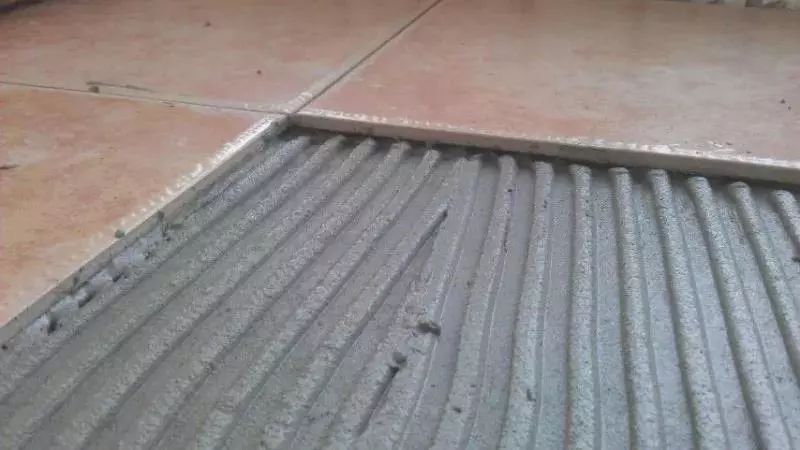 贴瓷砖的水泥砂浆要铺多厚,铺瓷砖一百平米用多少水泥砂浆