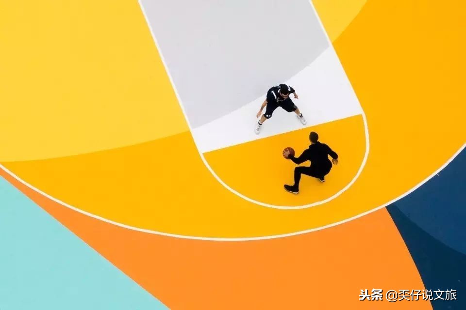 让人惊呆的篮球比赛,篮球场和足球场冲突对比