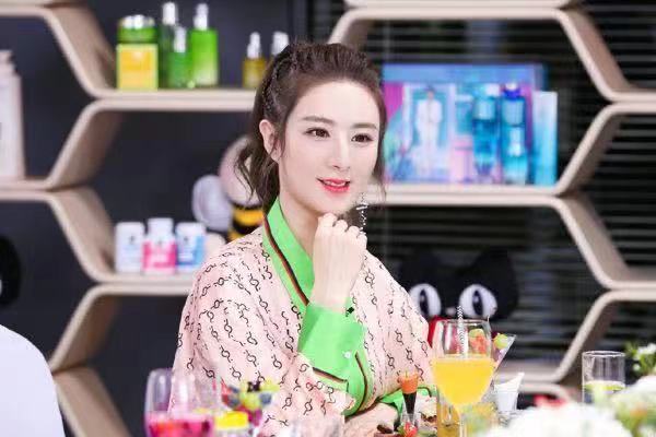 薇娅怎么有资格采访袁隆平,薇娅采访袁隆平一年收入多少