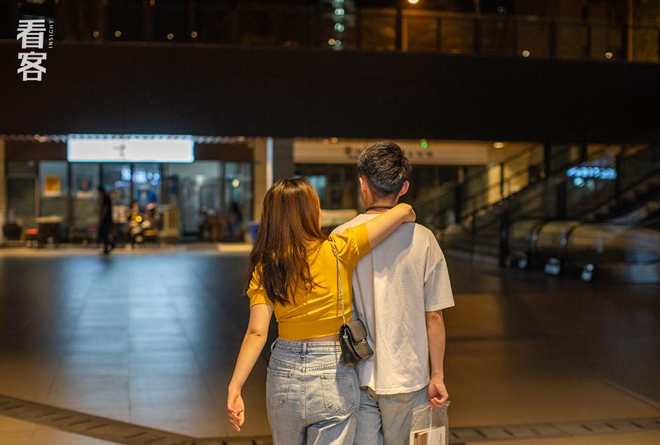 麦克风后面的人：太痛苦的时候，我们不写脱口秀