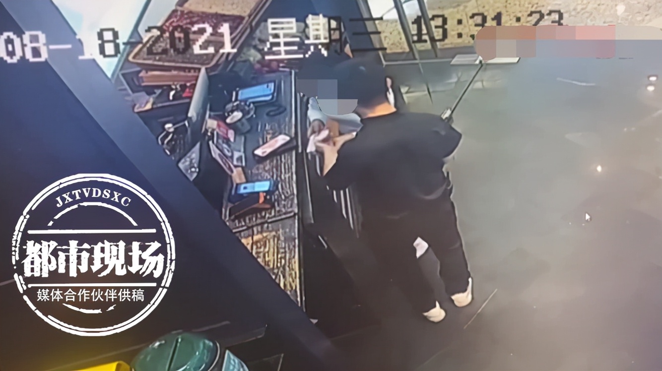 情侣自带蟑螂下馆子被抓,男子含着蟑螂下馆子敲诈商家被拘