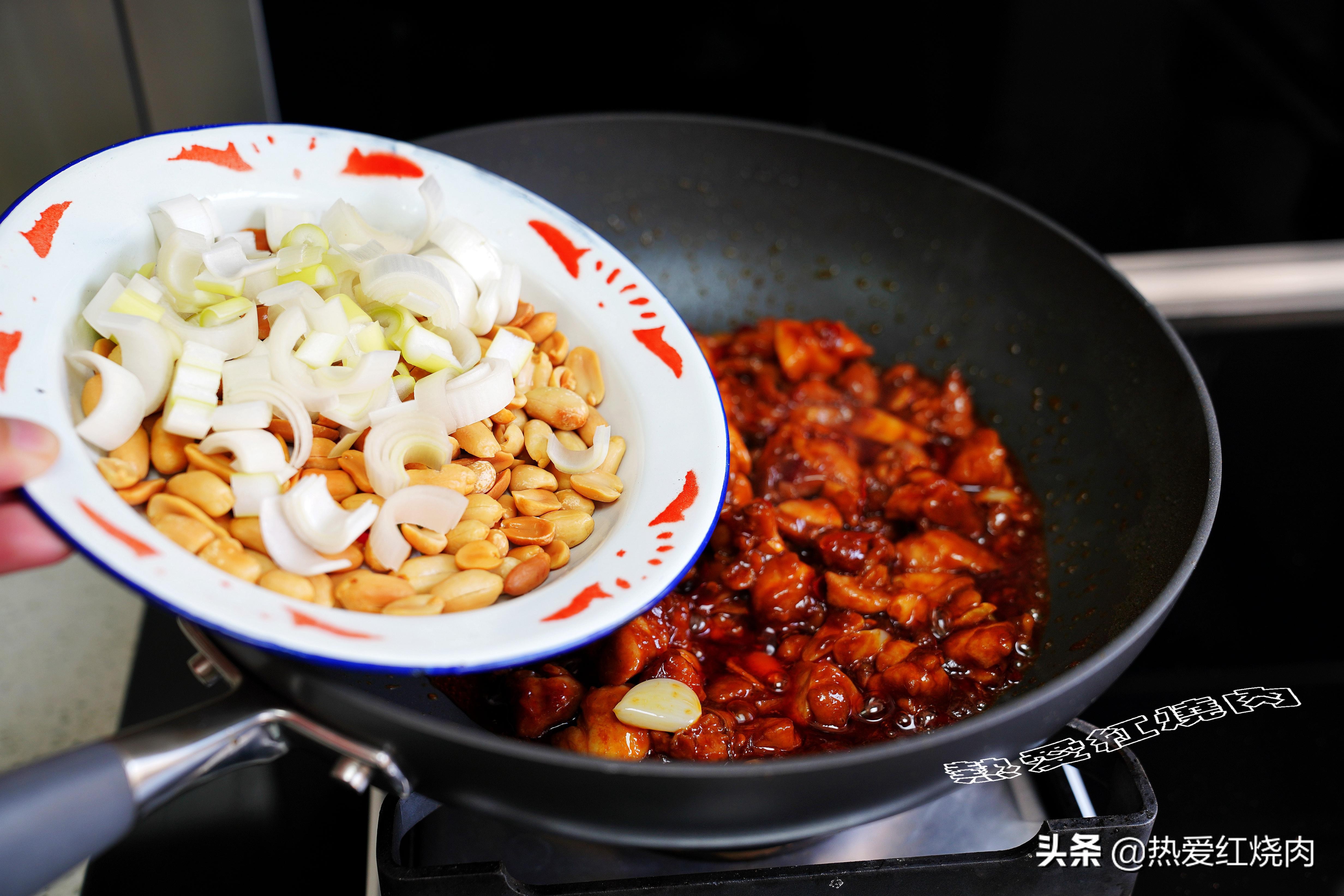 孜然炒鸡丁最正宗的做法,炒鸡胸丁肉嫩而不柴的诀窍