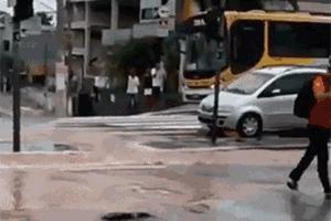 搞笑gif一帮老爷们真会玩,篮球动图gif搞笑