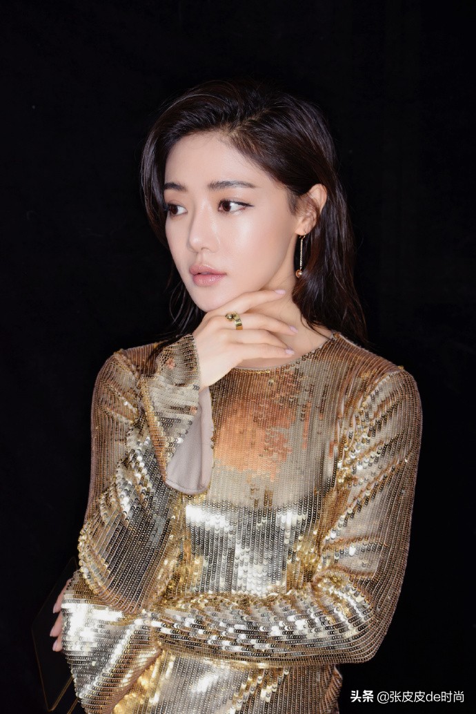 小姨妈邓家佳今年几岁了,小姨妈邓家佳晒照秀窈窕身材