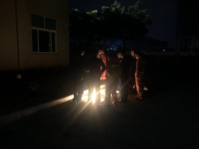 他们脸上蒙着一层烟灰,像是长进了皮肤里,有人看着战友牺牲无能为力,有的被战友推离危险