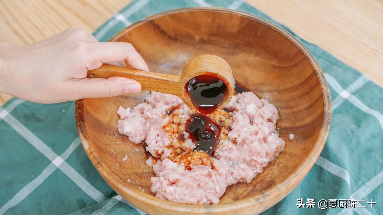 一口一个包子皮,一口一个爆汁生煎包