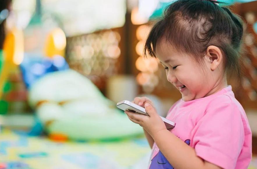 小孩偷拍妈妈事件,女孩为追星偷爸爸的钱骗了所有人