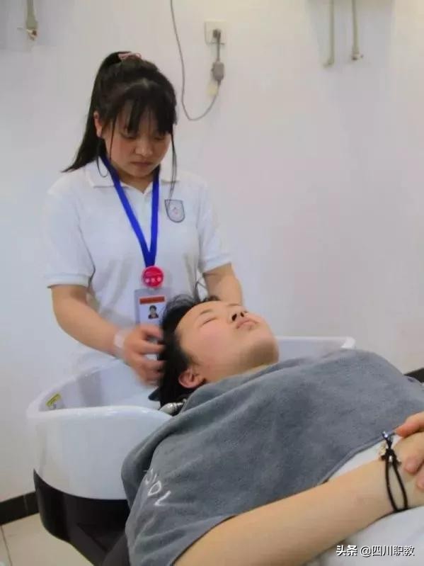 校园最美妆容，我们在成都塔子山附近的学校发现了