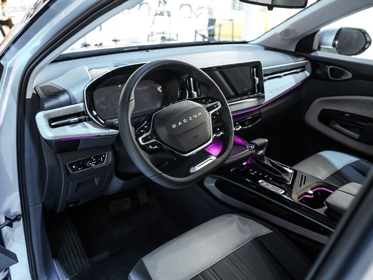 习惯了微信秒回的你该配一台怎样的家用车？RM-5语音发微信了解下