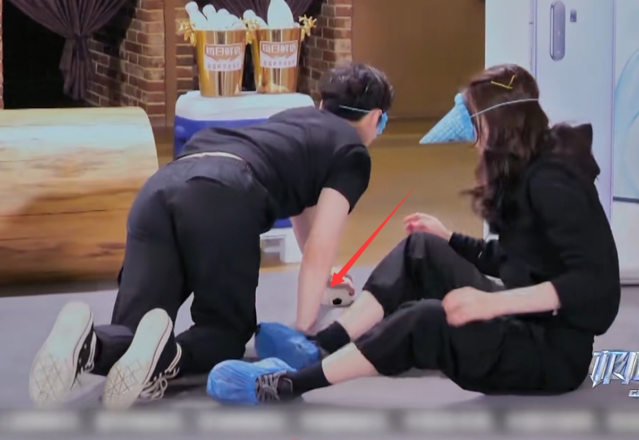 热巴张艺兴踢足球,张艺兴与迪丽热巴戴着面具玩足球