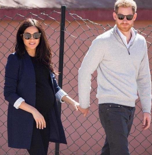 梅根担心产后身材走样,梅根产后小腹未减