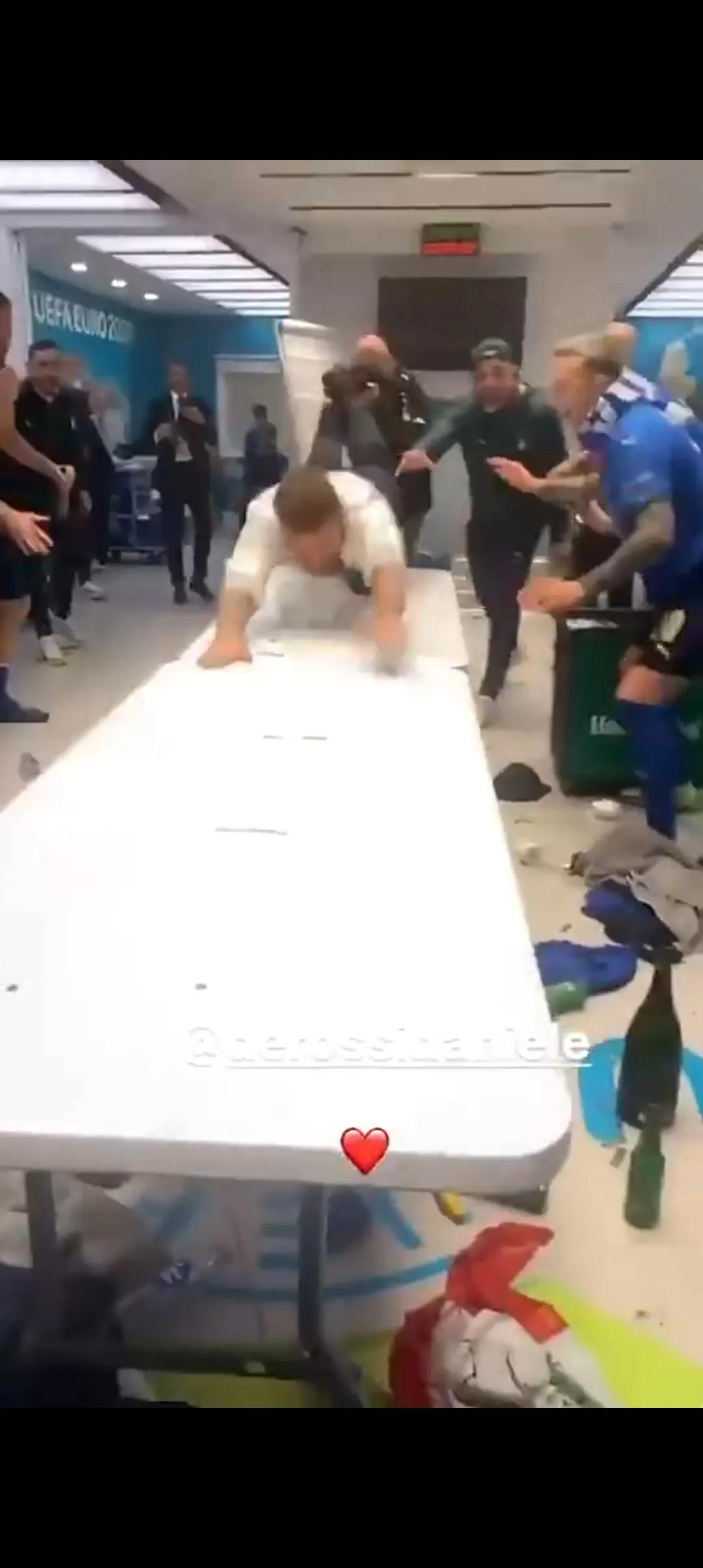 疯狂的足球最新视频,疯狂的足球上帝之手