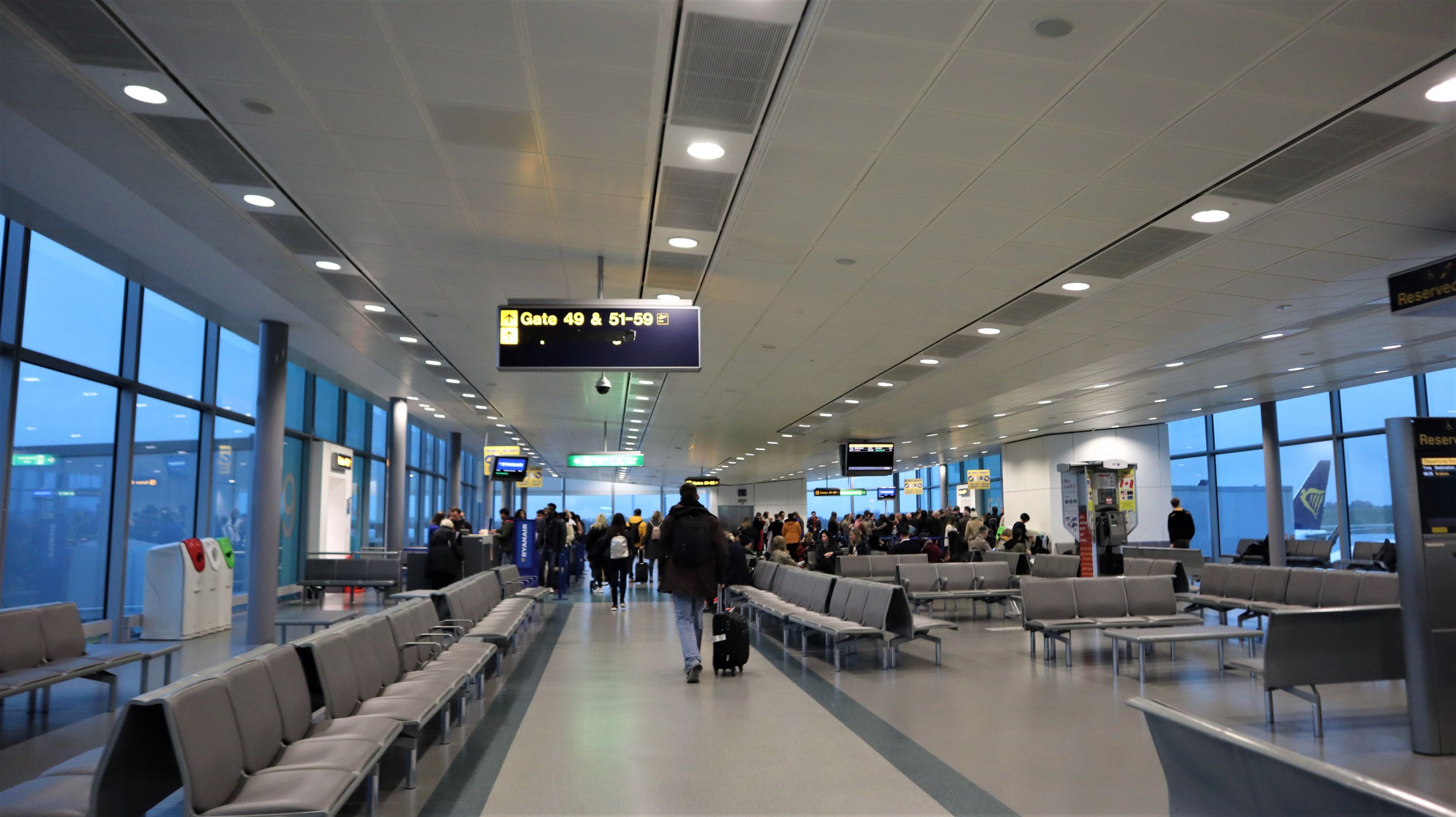 票价100块的欧洲超短线！座椅比国内廉航还窄，坐几分钟都受不了