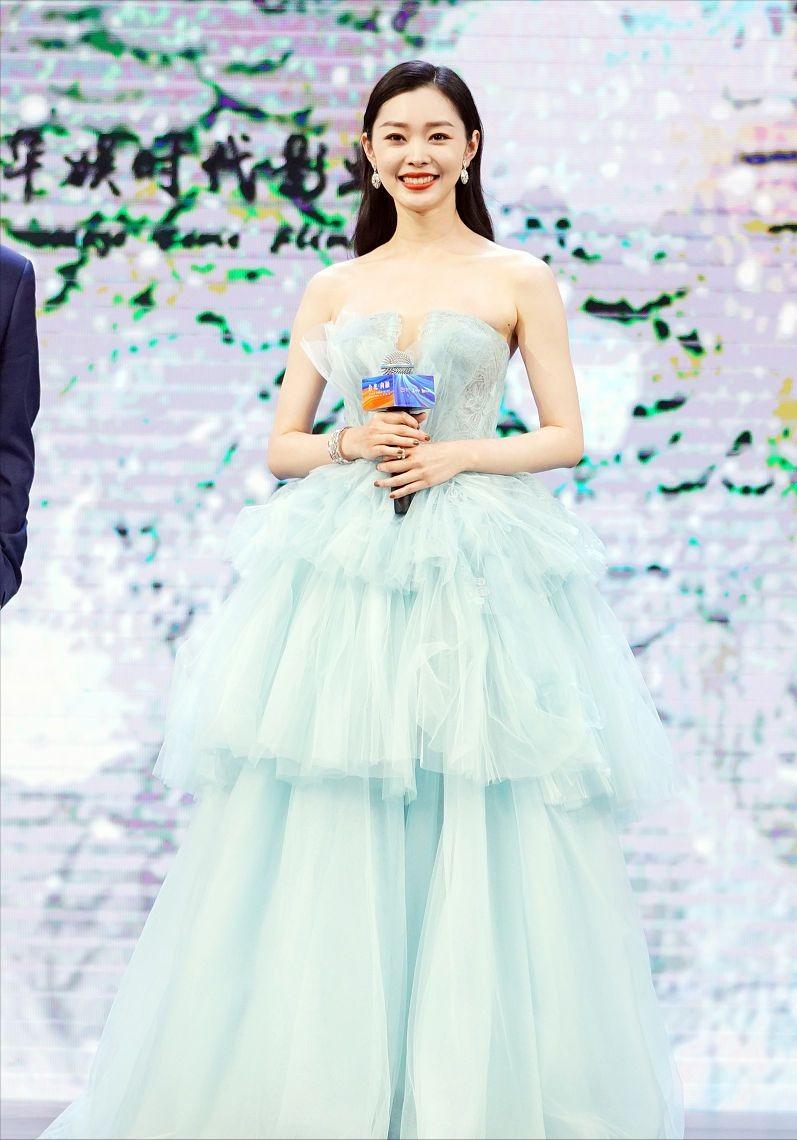 宋轶穿印花衣配运动裤秀身材,宋轶穿粉色针织衫真显嫩