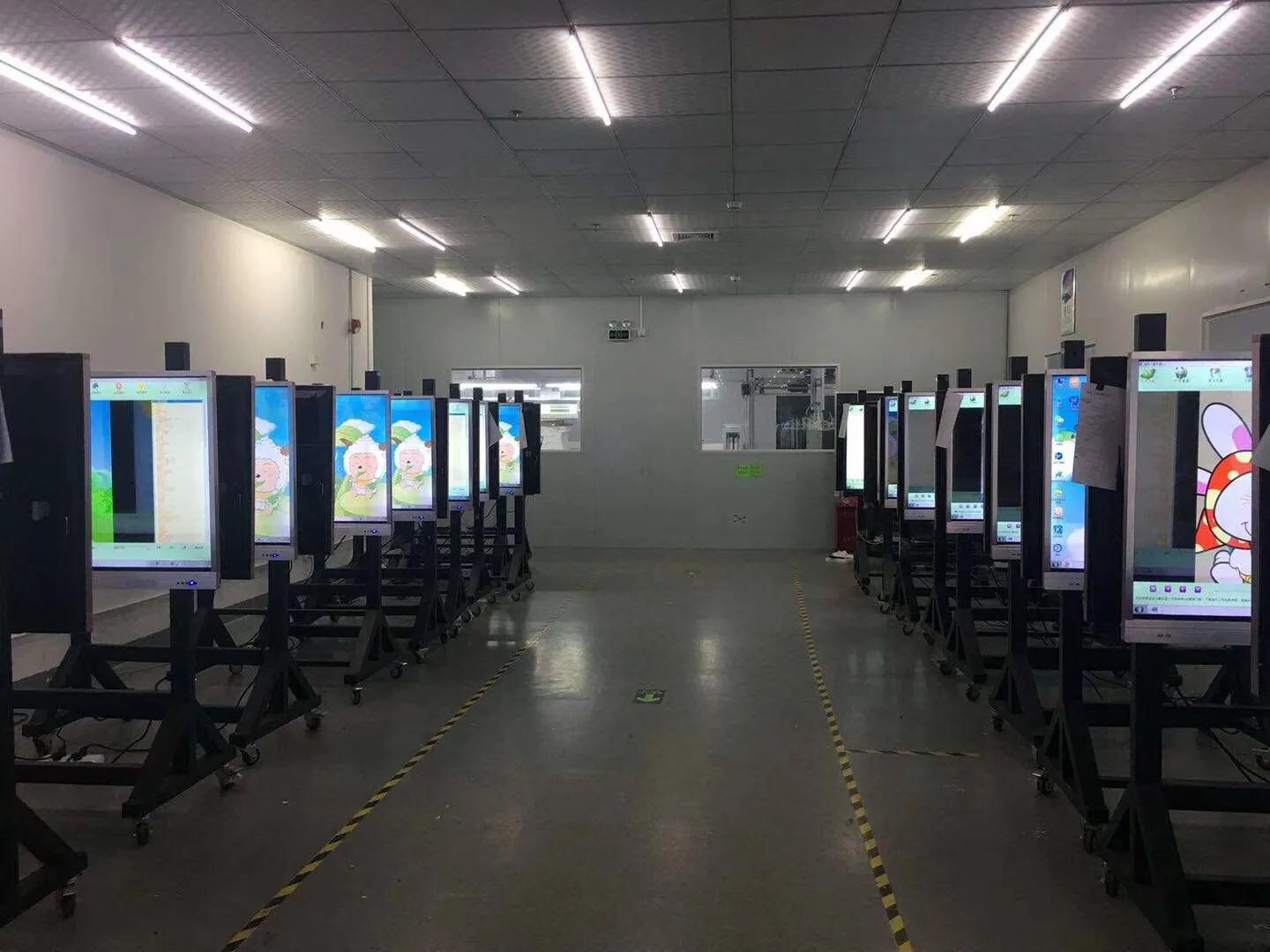 展会多媒体触摸屏教学一体机,拼接屏广告机会议平板