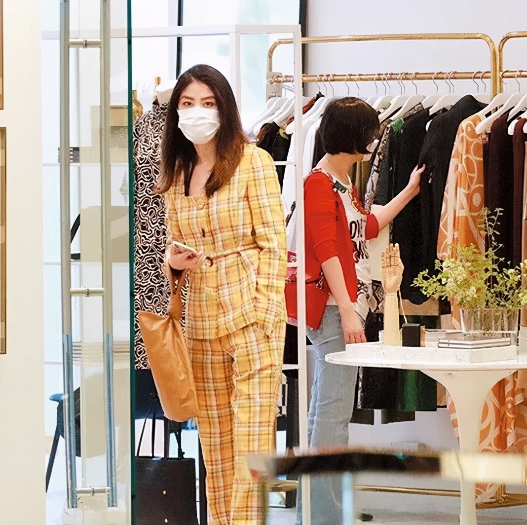 陈慧琳白连体裤出席活动,陈慧琳穿地摊衣服