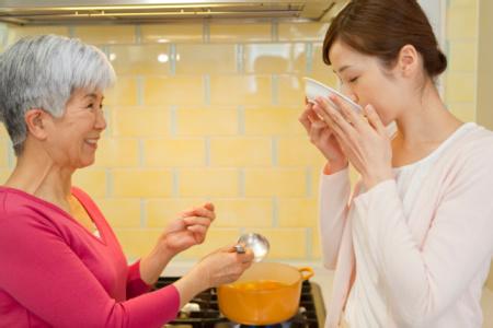 自己舍不得吃舍不得穿，却对子女毫无保留：“抠门”的婆婆是个宝