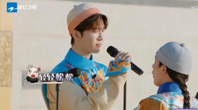 周深讲述自己第一次听到周深唱歌,周深的话筒为什么一般人不用