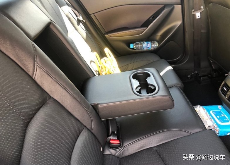 马自达3昂克赛拉后排空间演示,后排空间大的家用轿车