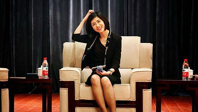 44岁“国翻”张璐，10年9上总理记者会：这才是真正的中国女神