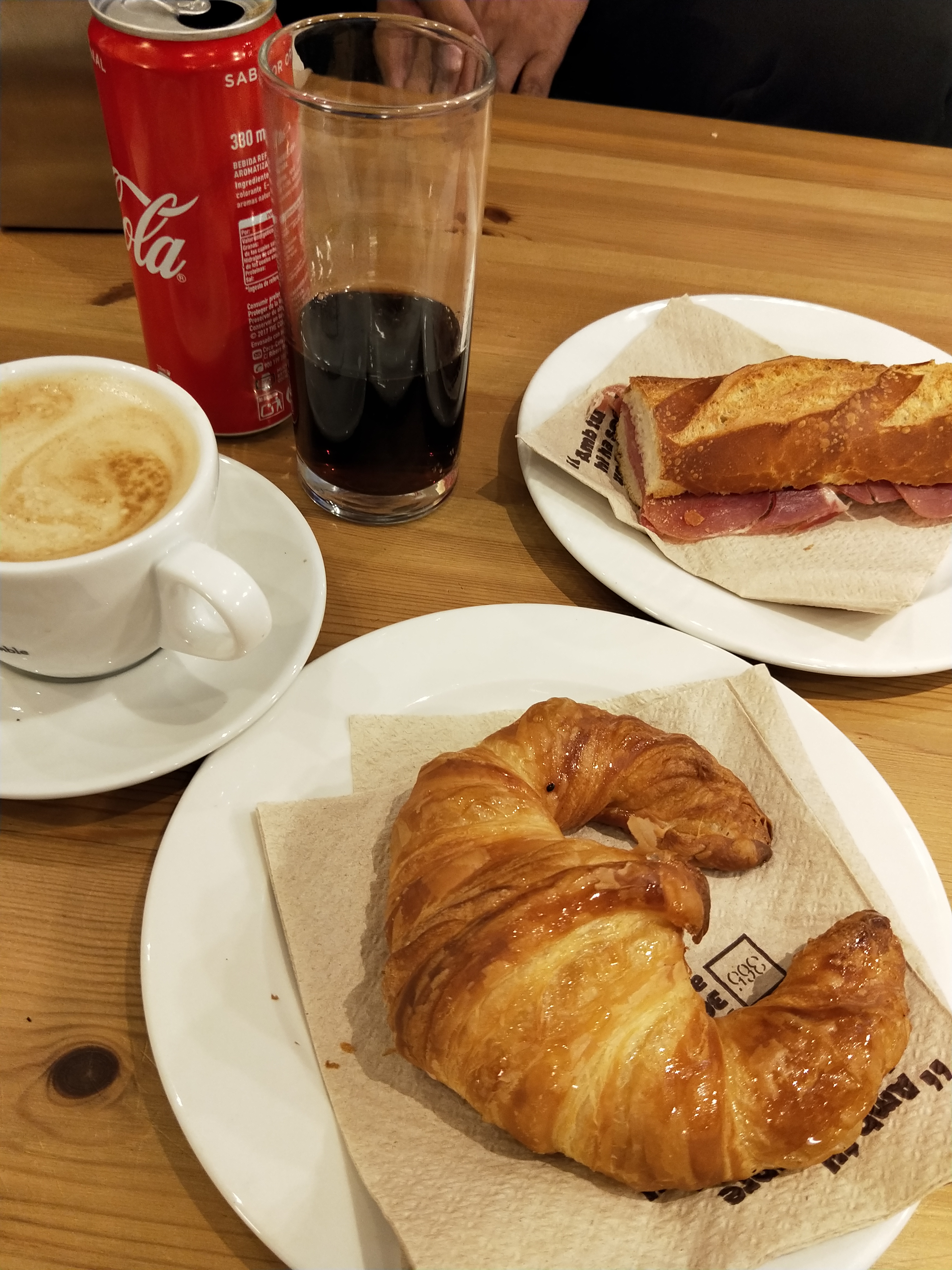 南欧自由行趣事糗事15：夜宿机场，遇到*威示***行游**，接受贴面礼