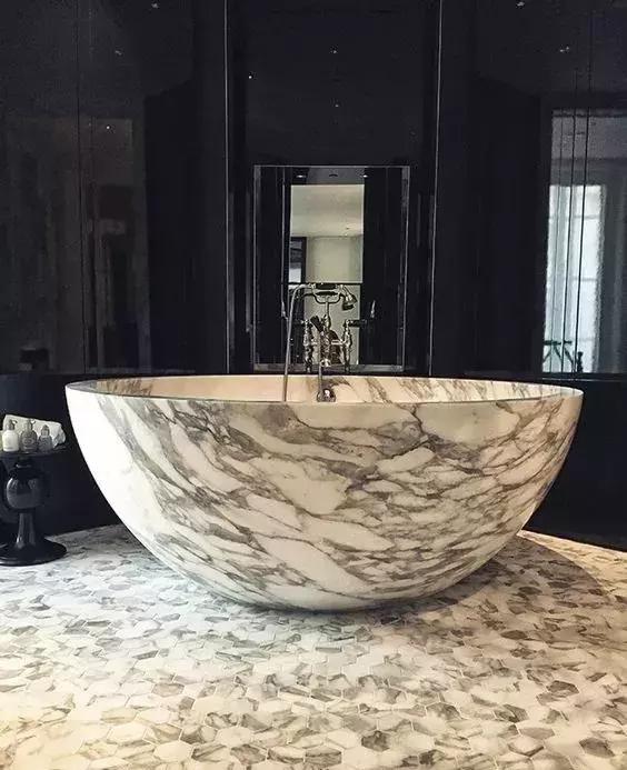 来,我请你洗澡,小编有个“价值10000000的石材浴缸”