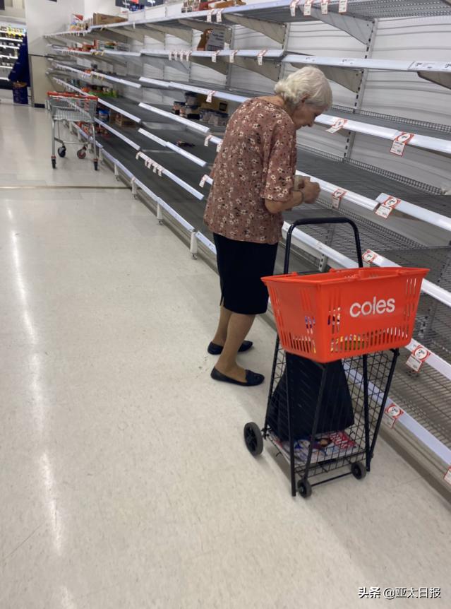 澳大利亚老妇人面对超市空货架哭泣，网友呼吁疫情下尊老