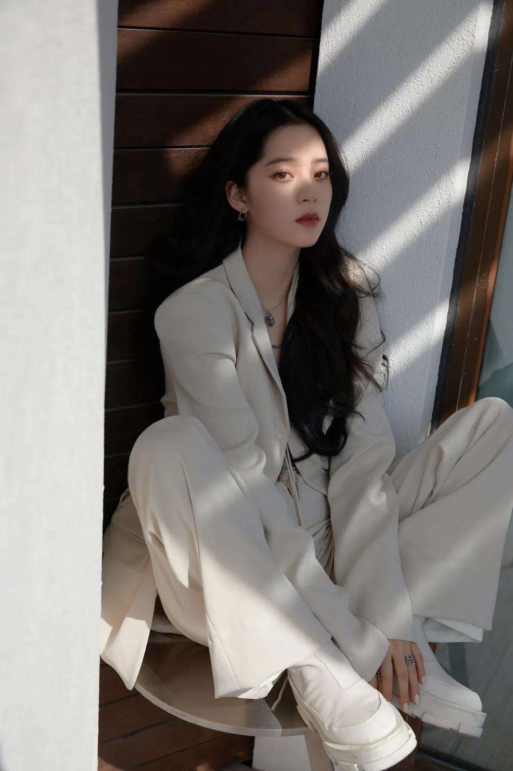 春季西装外套怎么穿出时髦感,西装外套最帅气的搭法春天必穿