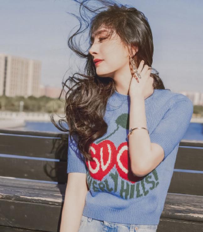 杨幂“超模腿”生图真绝了！小腿大腿竟然一般粗，简直瘦得太夸张