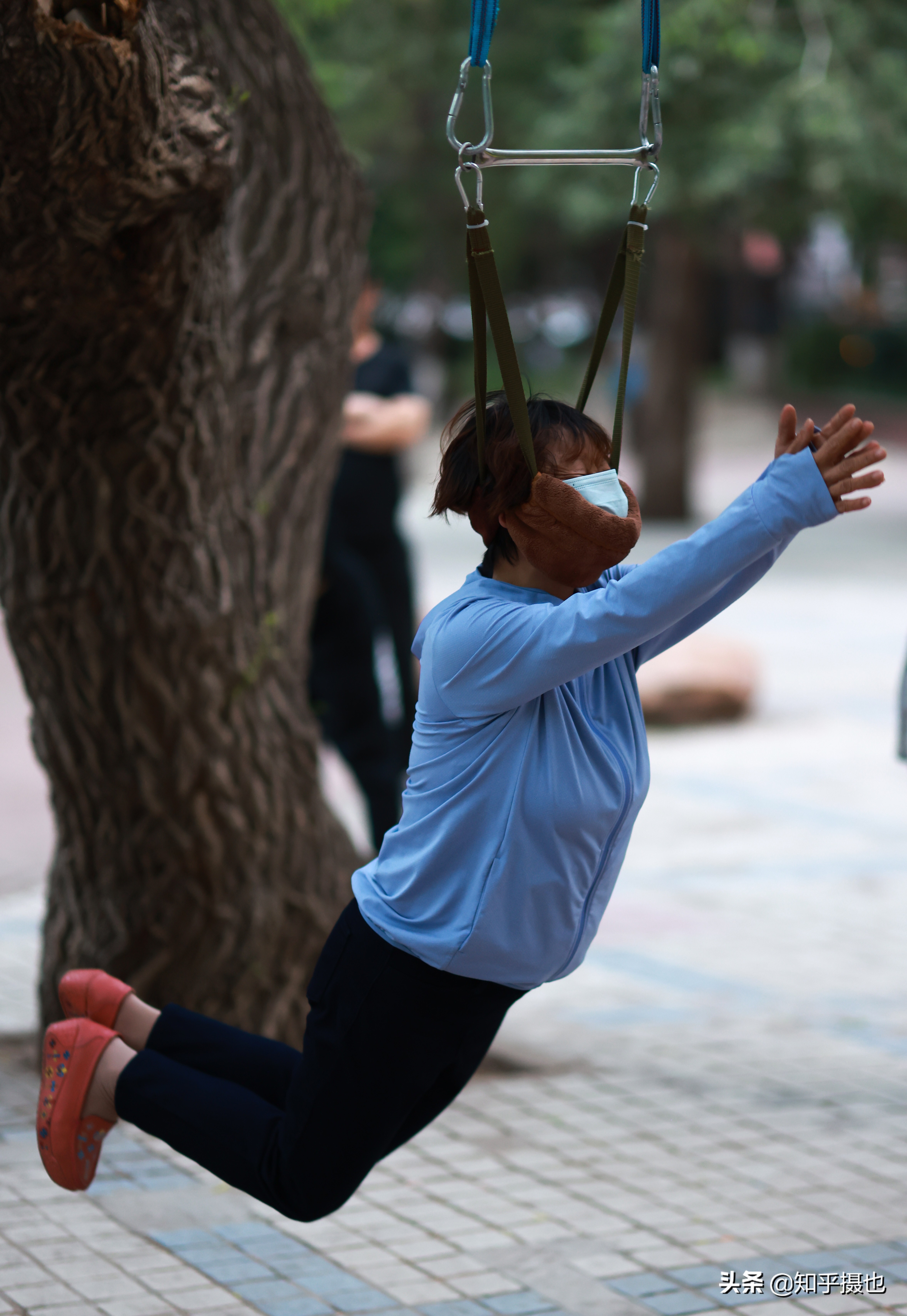 吊脖子健身治颈椎病,你敢前来一试不?