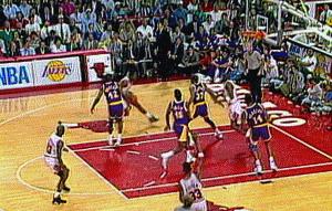 空中飞人不是浪得虚名的，乔丹不可思议的进球，你看过哪个？