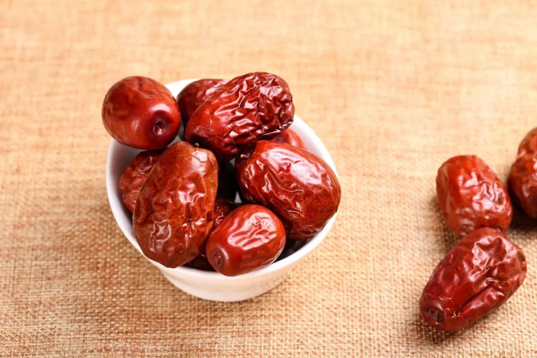 月经量少颜色发暗是什么原因,月经量少而呈点滴状是什么原因